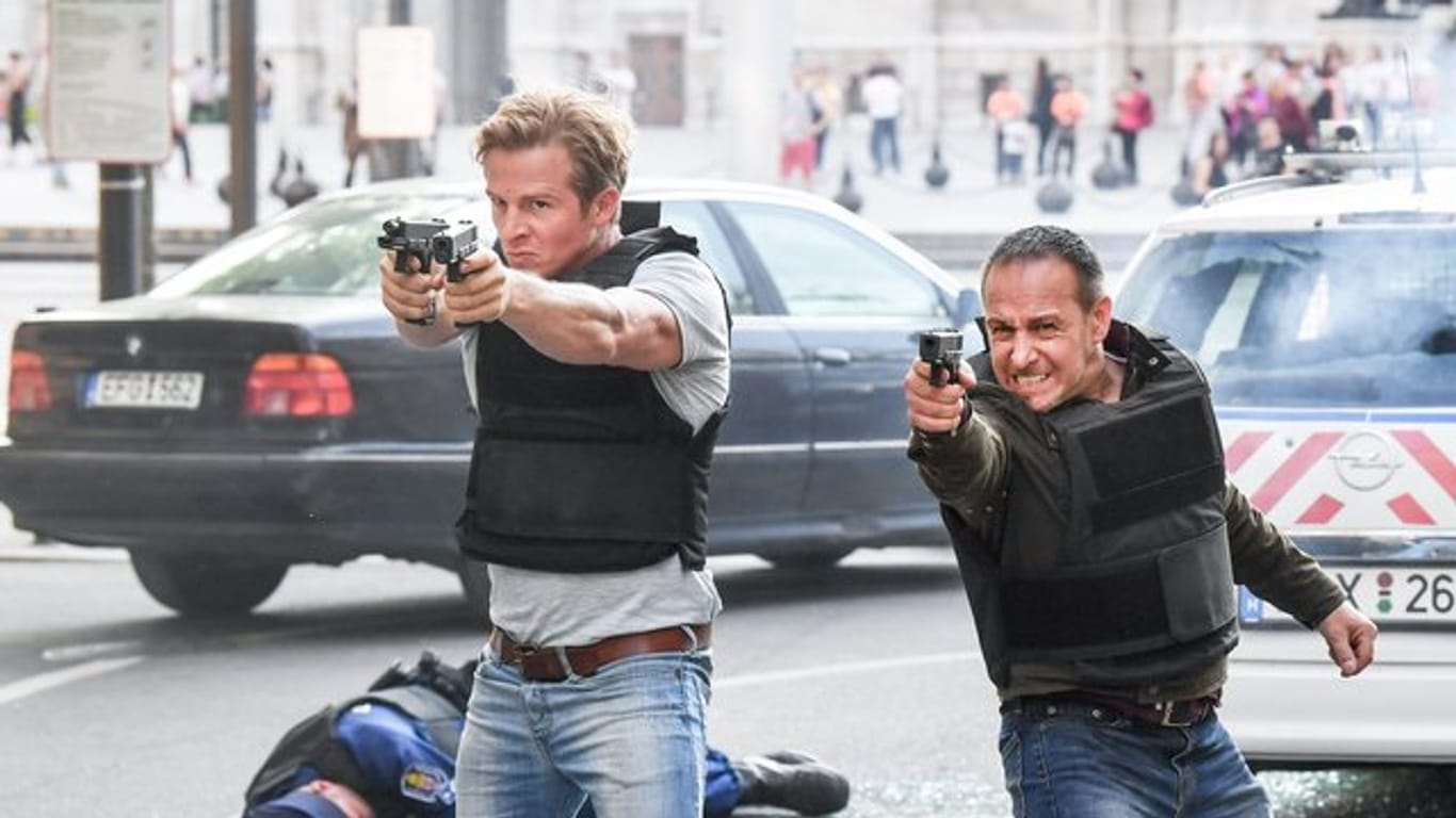 Daniel Roesner als Polizist Paul Renner (l) und Erdogan Atalay als Polizist Semir Gerkhan in der RTL-Action-Serie "Alarm für Cobra 11 - Die Autobahnpolizei".