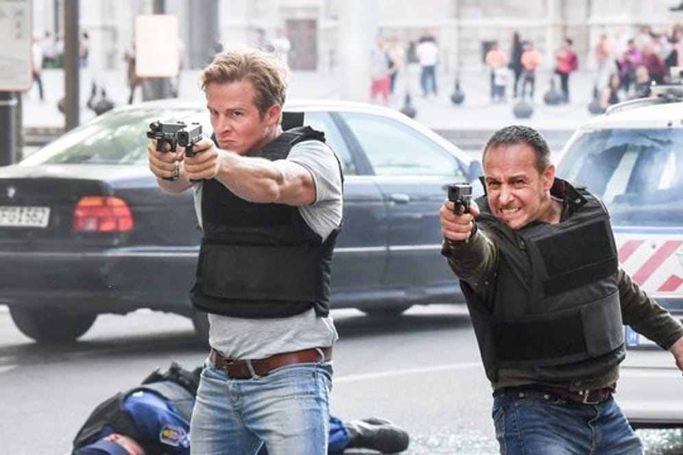 Daniel Roesner als Polizist Paul Renner (l) und Erdogan Atalay als Polizist Semir Gerkhan in der RTL-Action-Serie "Alarm für Cobra 11 - Die Autobahnpolizei".