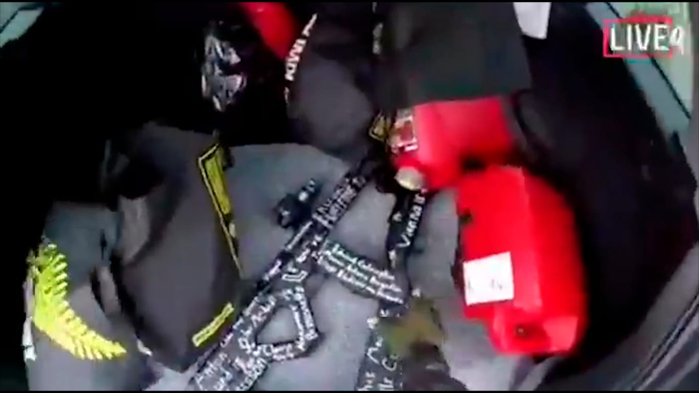 Dieses Bild aus dem Video des mutmasslichen Schützen, das am 15. März 2019, gedreht wurde, zeigt eine Waffe in seinem Fahrzeug in Neuseeland.