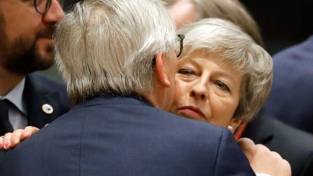 Wie oft werden sie sich wohl noch bei EU-Gipfeln treffen? Die britische Premierministerin Theresa May begrüßt EU-Kommissionschef Jean-Claude Juncker. Wie oft werden sie sich wohl noch bei EU-Gipfeln treffen? Die britische Premierministerin Theresa May begrüßt EU-Kommissionschef Jean-Claude Juncker.