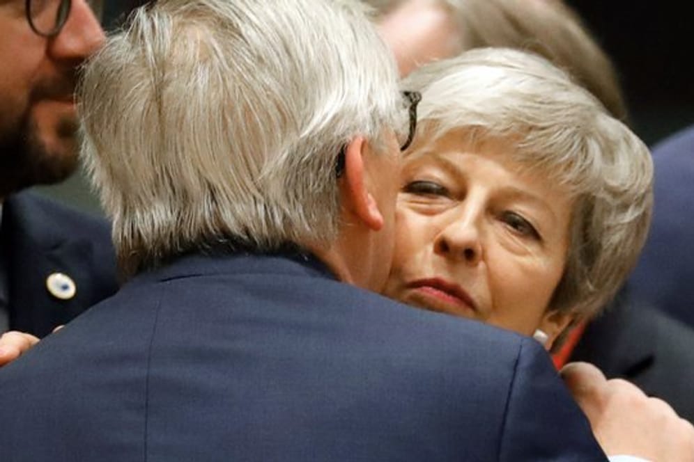 Wie oft werden sie sich wohl noch bei EU-Gipfeln treffen? Die britische Premierministerin Theresa May begrüßt EU-Kommissionschef Jean-Claude Juncker.