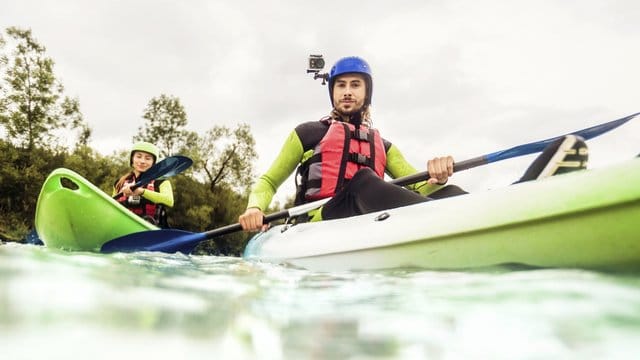 Praktisch für Wassersportler: Die meisten Actioncams sind wasserdicht oder es gibt ein wasserfestes Gehäuse als Zubehör.