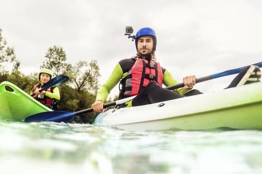 Praktisch für Wassersportler: Die meisten Actioncams sind wasserdicht oder es gibt ein wasserfestes Gehäuse als Zubehör.