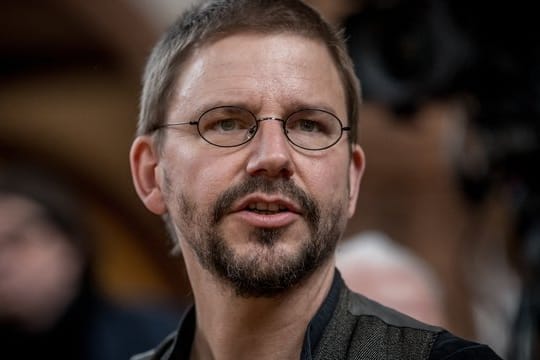Auch der deutsche Menschenrechtler Peter Steudtner steht - allerdings in Abwesenheit - in der Türkei vor Gericht.
