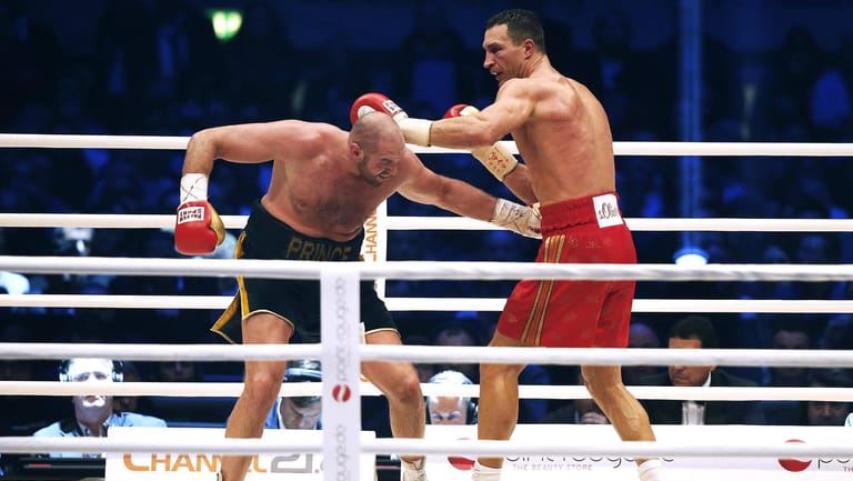 Box-Legende Wladimir Klitschko (r:) entnervte Fury mit seinem unkonventionellen Box-Stil.