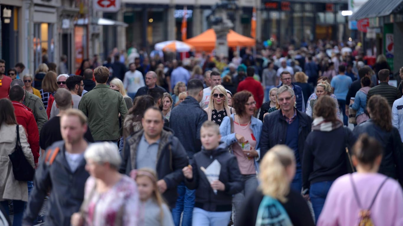 Menschen in einer Einkaufsstraße in Braunschweig: Der Brexit wird auf die Einkommen in Deutschland drücken, sagt eine Studie.