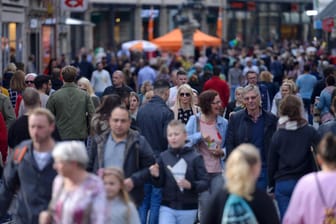 Menschen in einer Einkaufsstraße in Braunschweig: Der Brexit wird auf die Einkommen in Deutschland drücken, sagt eine Studie.