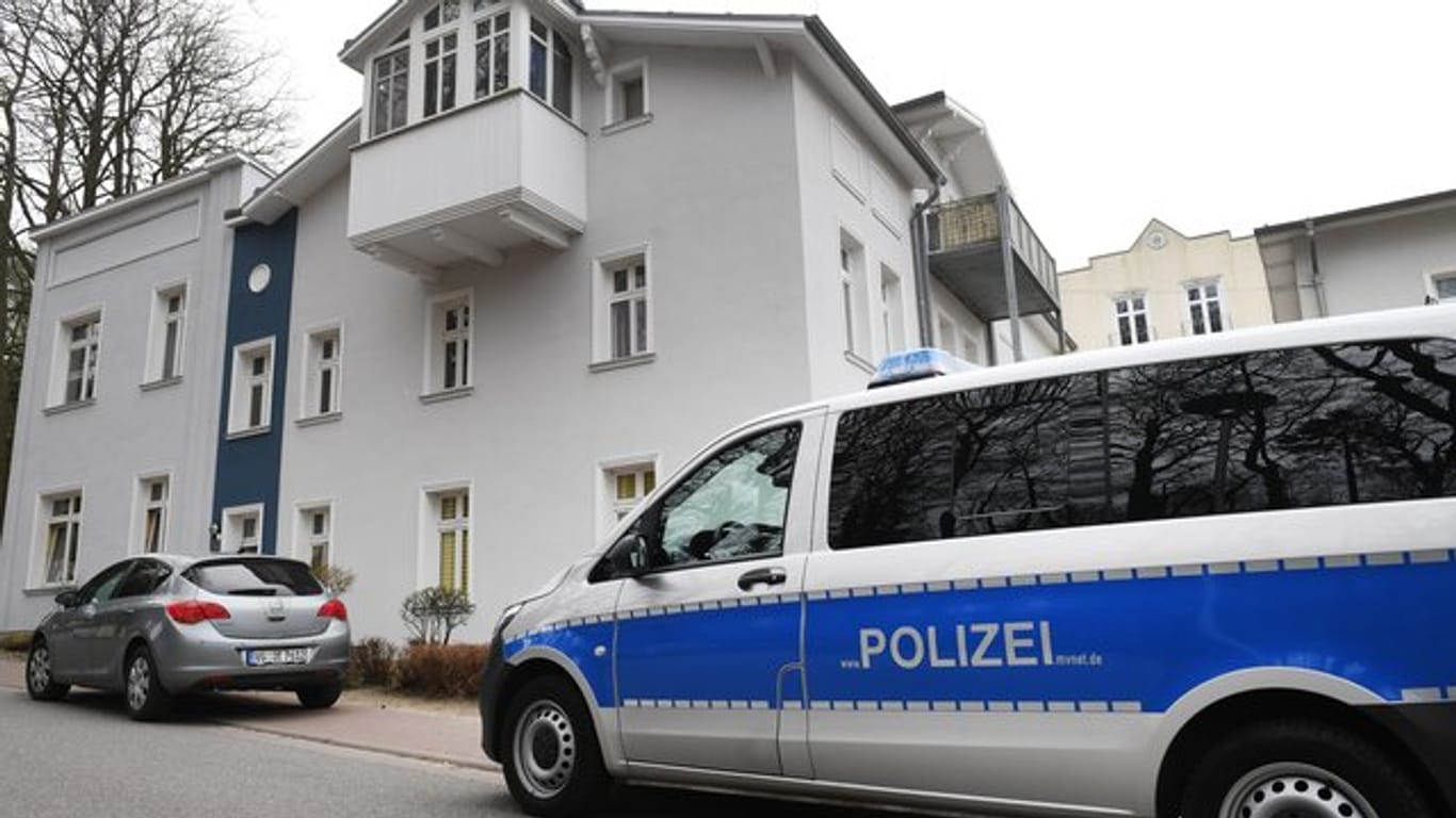 Ein Einsatzfahrzeug der Polizei steht vor dem Wohnhaus in Zinnowitz, in dem die 18-Jährige tot aufgefunden wurde.