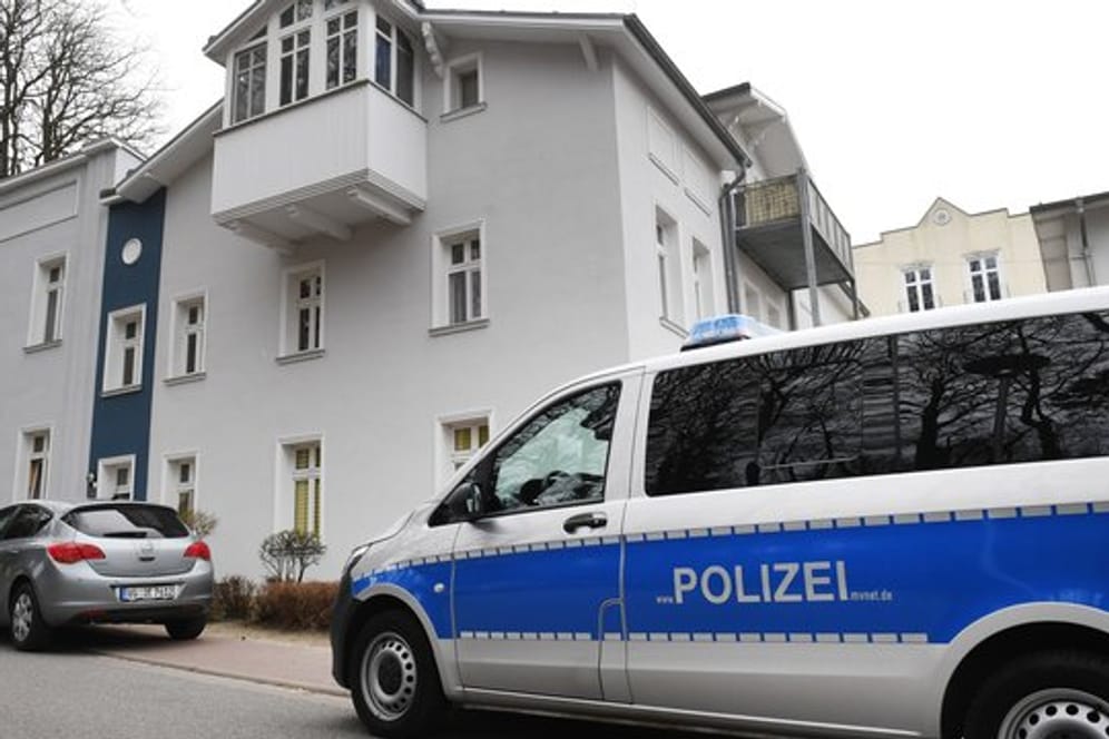 Ein Einsatzfahrzeug der Polizei steht vor dem Wohnhaus in Zinnowitz, in dem die 18-Jährige tot aufgefunden wurde.
