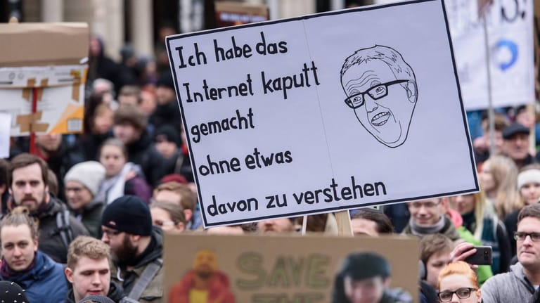 Protest gegen die EU-Urheberrechtsreform: Ein Demo-Plakat zeigt eine Karikatur des EU-Abgeordneten Axel Voss und die Aufschrift: "Ich habe das Internet kaputt gemacht, ohne etwas davon zu verstehen".