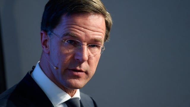 Die rechtsliberale VVD von Premier Rutte musste Verluste hinnehmen und bleibt wohl mit rund 16 Prozent stärkste Kraft. Die rechtsliberale VVD von Premier Rutte musste Verluste hinnehmen und bleibt wohl mit rund 16 Prozent stärkste Kraft.