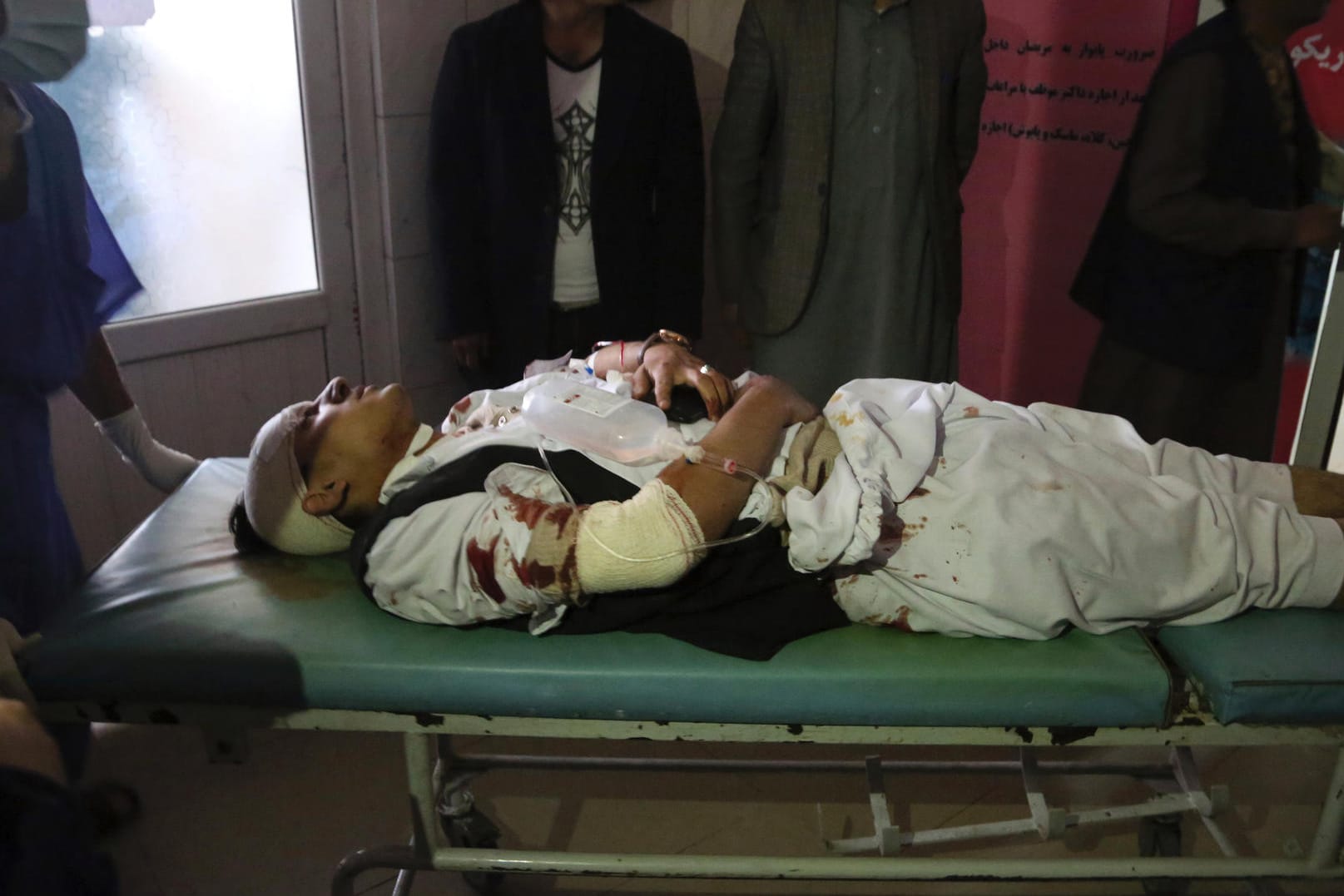 Ein Opfer der Explosion auf einer Unfallstation in Kabul: Bereits im Vorjahr hatte die Terrormiliz Islamischer Staat (IS) einen Selbstmordanschlag am Neujahrstag in diesem Viertel für sich reklamiert.