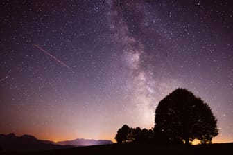 Sternenhimmel: Auch im April sind einige Sternkonstellationen mit bloßem Auge sichtbar.