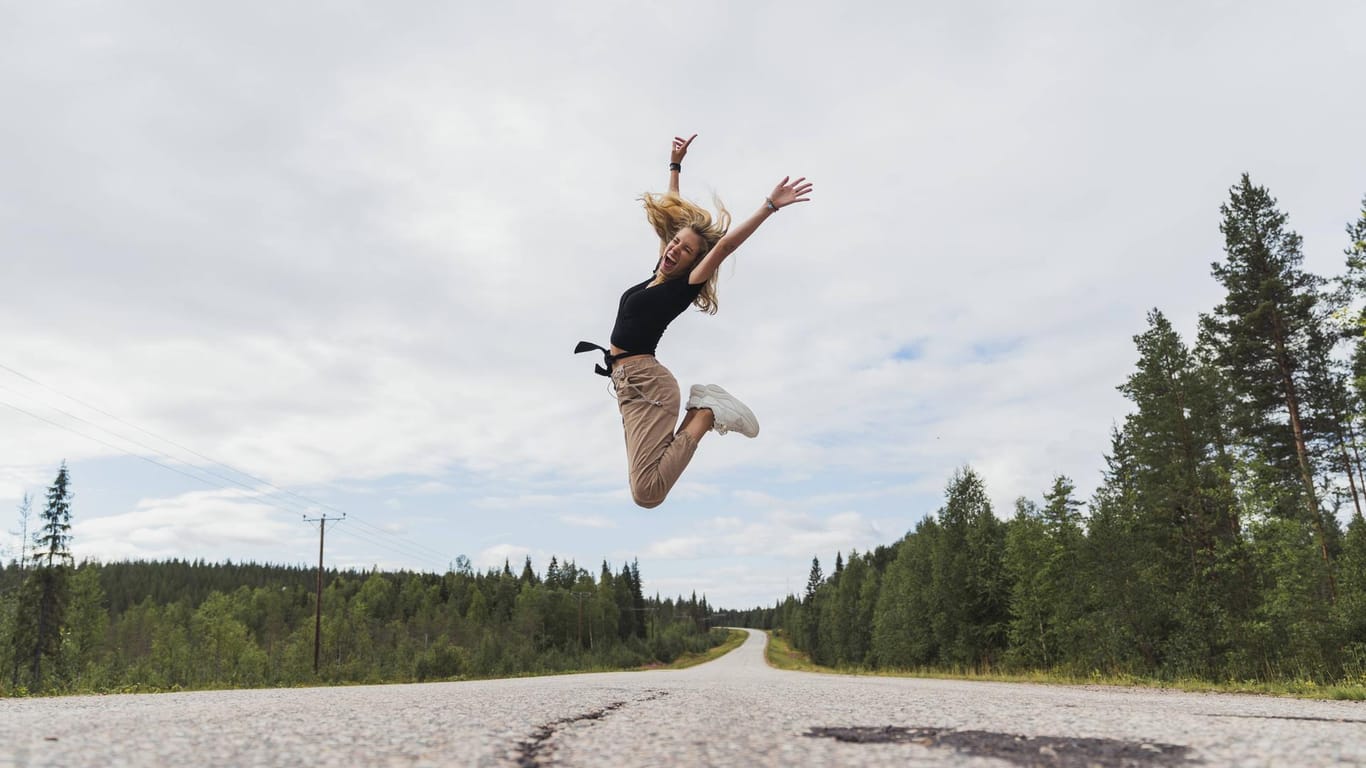 Frau macht Luftsprung: Für den "Glücksreport" wurden Menschen aus 156 Ländern über einen Zeitraum von drei Jahren befragt.