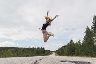 Frau macht Luftsprung: Für den "Glücksreport" wurden Menschen aus 156 Ländern über einen Zeitraum von drei Jahren befragt.