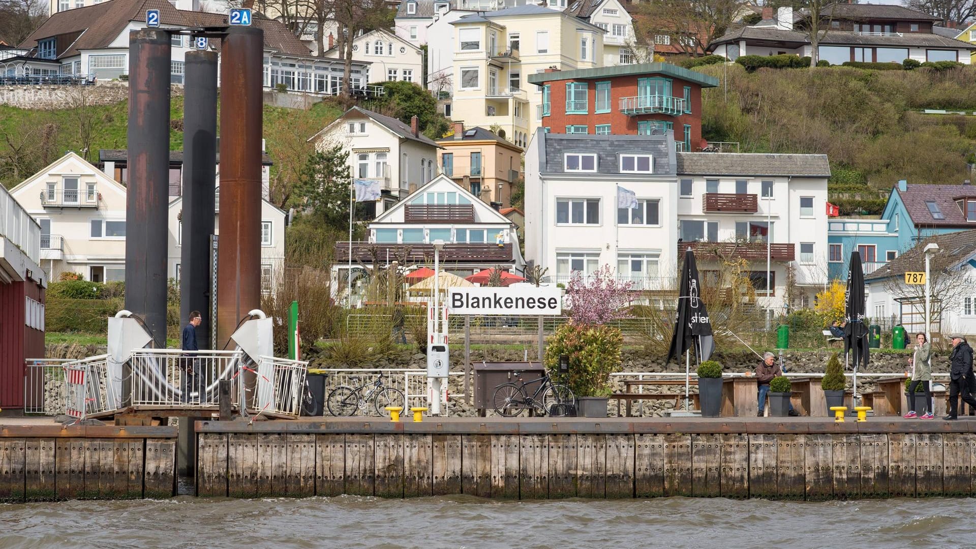 Der Fähranleger bei Blankenese (Archivbild): Rettungskräfte haben einen Rentner aus der Elbe gezogen.