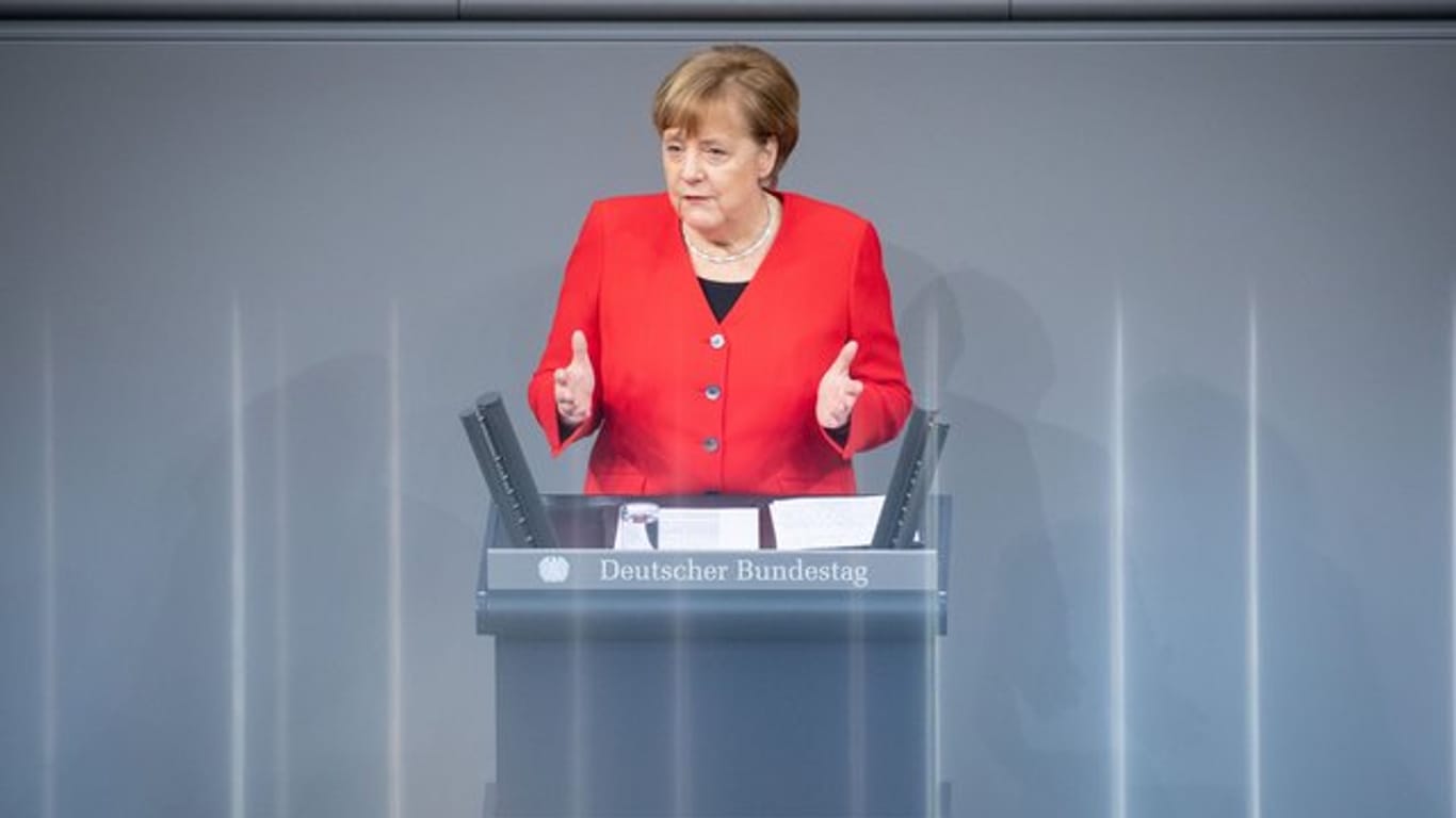 Angela Merkel bei ihrer Regierungserklärung zum bevorstehenden EU-Gipfel im Bundestag.