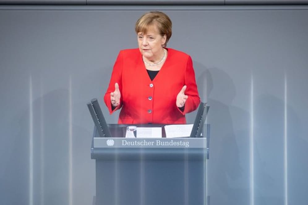 Angela Merkel bei ihrer Regierungserklärung zum bevorstehenden EU-Gipfel im Bundestag.