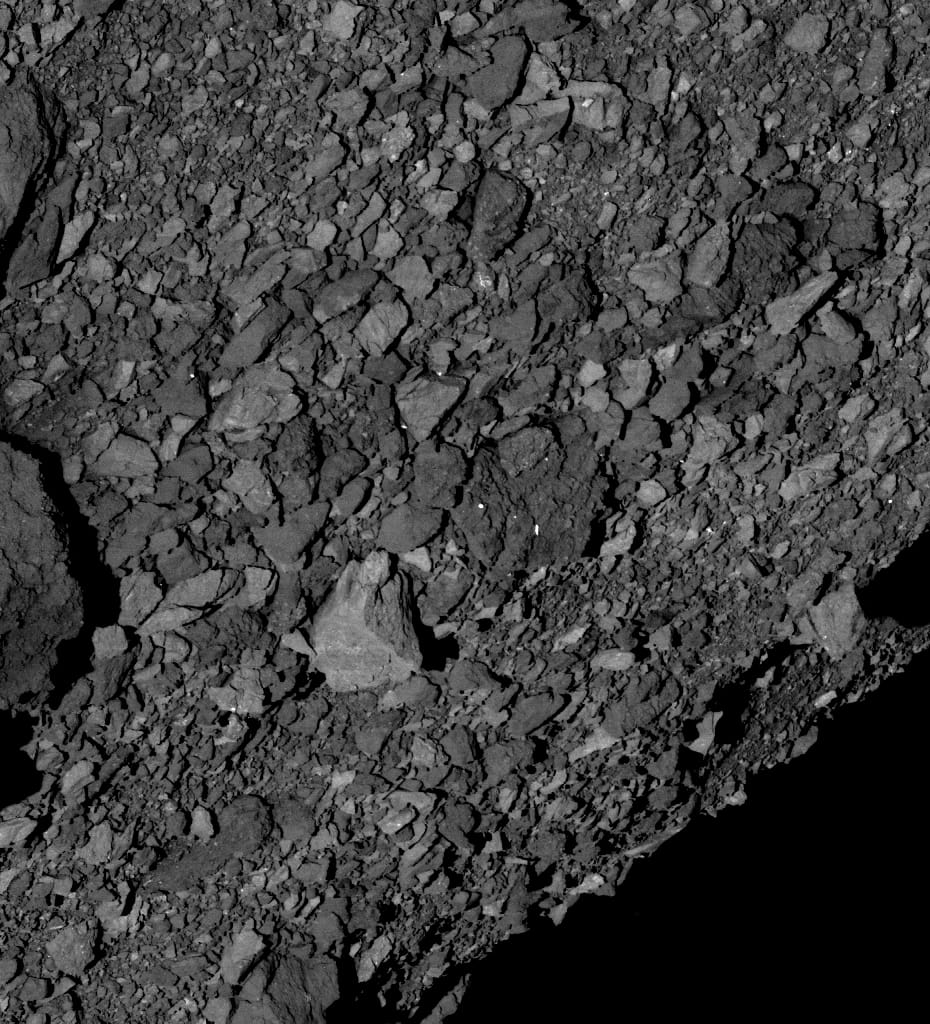 Oberfläche des Asteroiden Bennu auf der südlichen Halbkugel aus einer Entfernung von etwa fünf Kilometern: Viele der Steine haben einen Durchmesser von mehr als einem Meter.