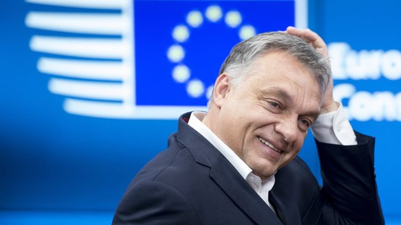 Nicht drinnen, nicht draußen: Die Europäische Volkspartei (EVP) hat die Mitgliedschaft der rechtsnationalen ungarischen Fidesz-Partei von Ministerpräsident Viktor Orban vorerst auf Eis gelegt.