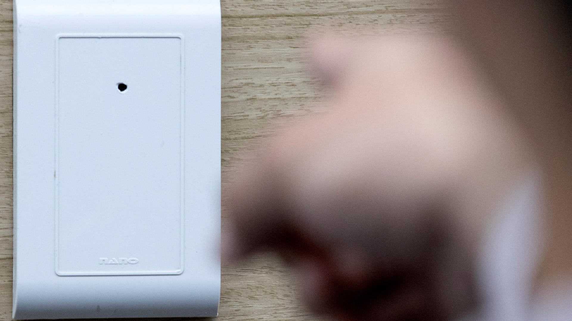 Ein Polizist demonstriert eine der Überwachungskameras: Überwachungskameras mit millimetergroßen Objektiven in Fön-Halterungen, Steckdosenabdeckungen und Digitalfernsehempfängern waren in den Motels installiert. Ein Polizist demonstriert eine der Überwachungskameras: Überwachungskameras mit millimetergroßen Objektiven in Fön-Halterungen, Steckdosenabdeckungen und Digitalfernsehempfängern waren in den Motels installiert.