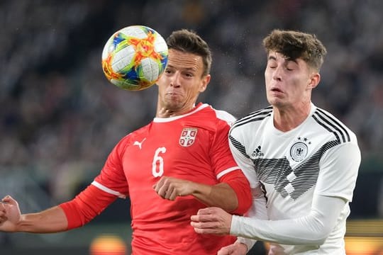 Kai Havertz (r) und Nemanja Maksimovic kämpfen um den Ball.