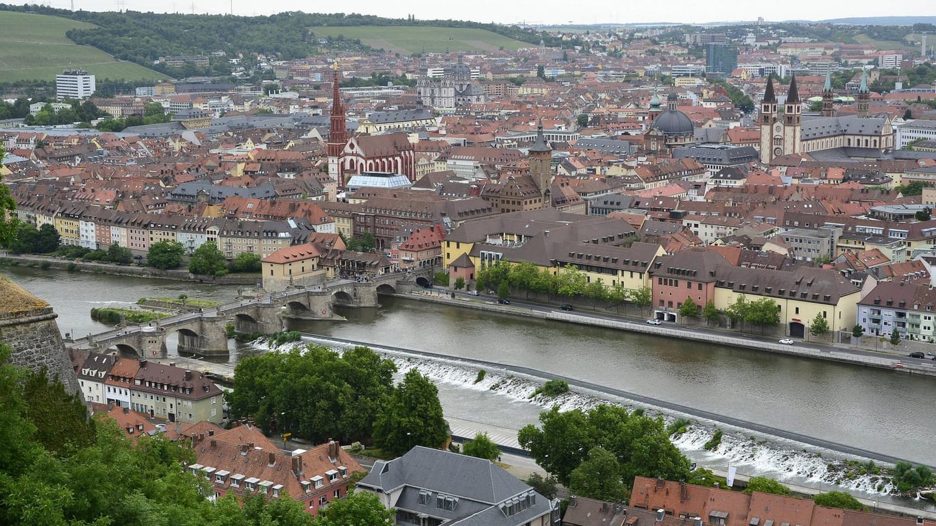 Blick auf die Innenstadt von Würzburg (Symbolbild): Zwei Personen sind wegen Kinderpornoverdachts festgenommen worden.