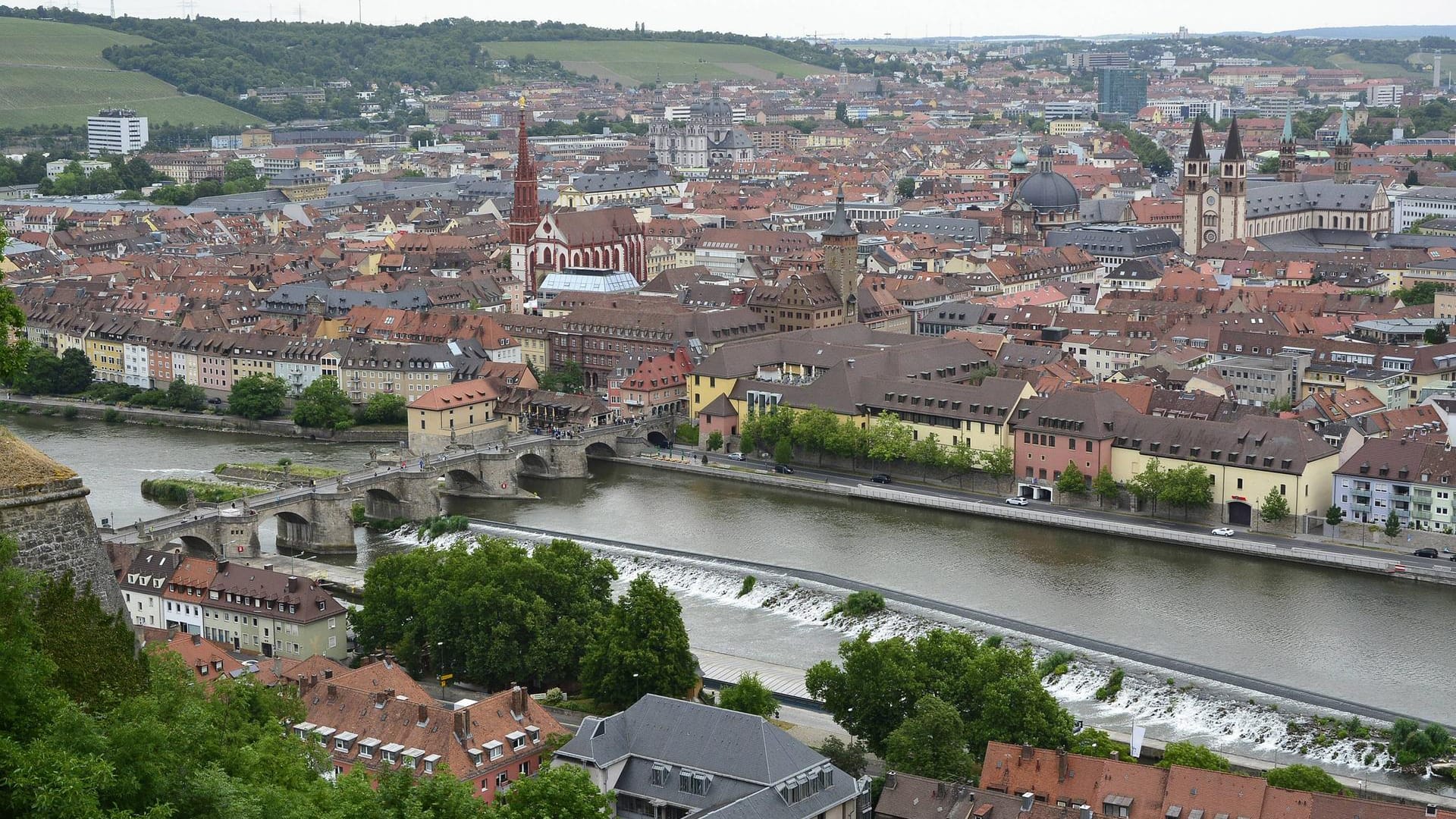 Blick auf die Innenstadt von Würzburg (Symbolbild): Zwei Personen sind wegen Kinderpornoverdachts festgenommen worden. Blick auf die Innenstadt von Würzburg (Symbolbild): Zwei Personen sind wegen Kinderpornoverdachts festgenommen worden.