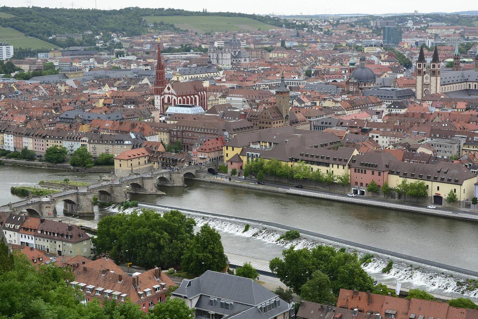 Blick auf die Innenstadt von Würzburg (Symbolbild): Zwei Personen sind wegen Kinderpornoverdachts festgenommen worden.