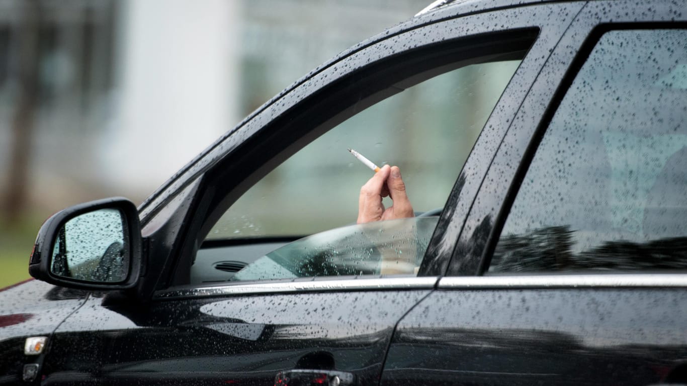 Ein rauchender Autofahrer: Zum Schutz für Kinder und Schwangere fordern die NRW-Regierungsfraktionen ein Rauchverbot in Autos.