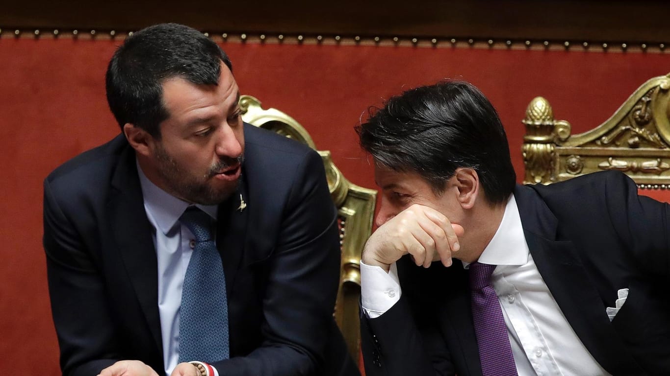 Innenminister Matteo Salvini (l.) und Italiens Regierungschef Giuseppe Conte: Conte sieht keine große Gefahr, von China übervorteilt zu werden.