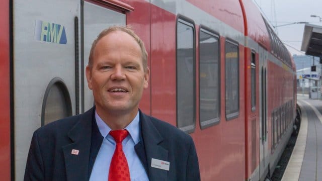 Erfolgreicher Titelverteidiger: Zugbegleiter Peter Hohmann hat die Auszeichnung "Social Media Hero 2018" der Deutschen Bahn erneut gewonnen. Erfolgreicher Titelverteidiger: Zugbegleiter Peter Hohmann hat die Auszeichnung "Social Media Hero 2018" der Deutschen Bahn erneut gewonnen.