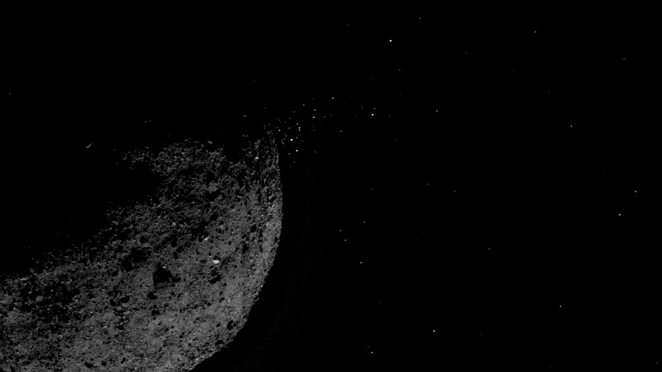 Die Aufnahme der Sonde Osiris Rex zeigt die Teile, die sich von der Oberfläche des Asteroiden Bennu lösen: Forscher der Nasa-Mission "Osiris Rex" haben erste Erkenntnisse über den Asteroiden Bennu veröffentlicht.