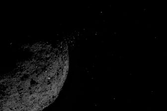 Die Aufnahme der Sonde Osiris Rex zeigt die Teile, die sich von der Oberfläche des Asteroiden Bennu lösen: Forscher der Nasa-Mission "Osiris Rex" haben erste Erkenntnisse über den Asteroiden Bennu veröffentlicht.