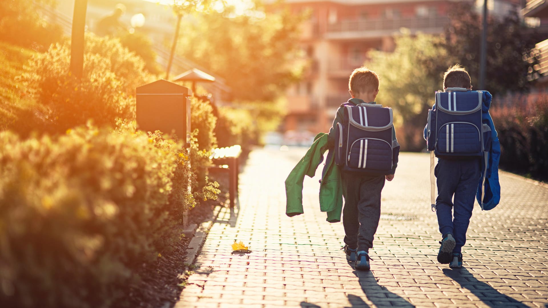 Zwei Grundschüler: In vielen Regionen mangelt es an einem Betreuungsangebot für Grundschulkinder.