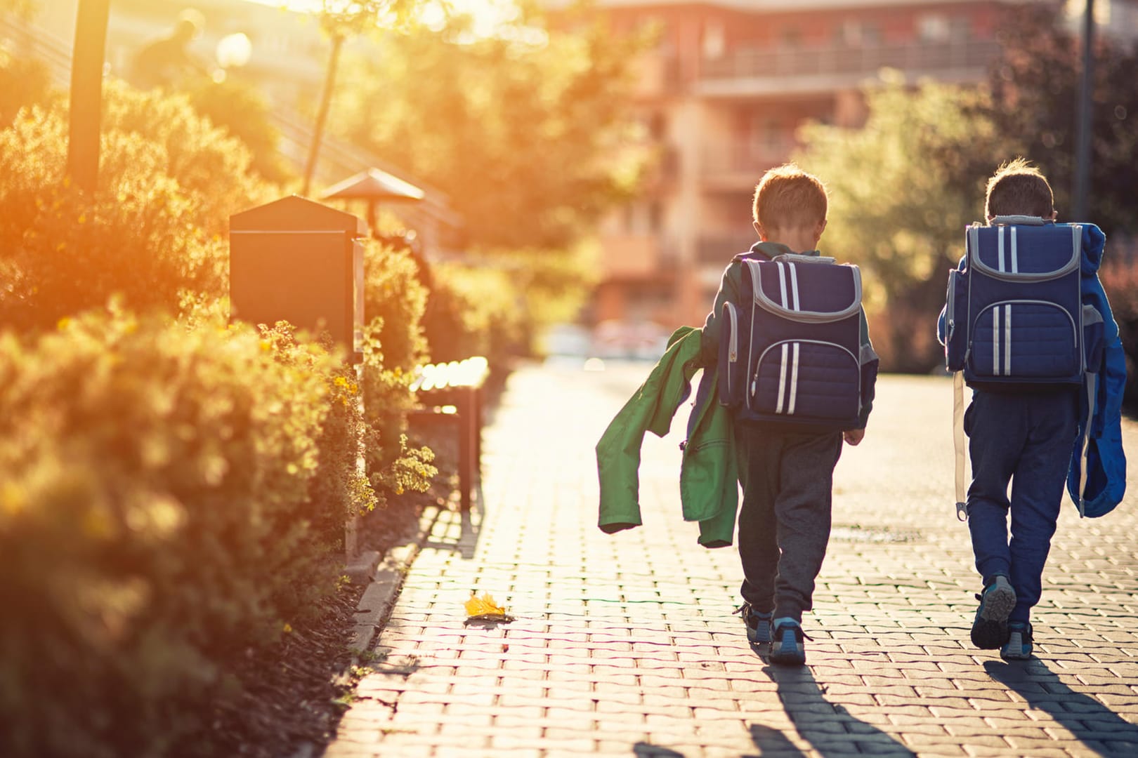 Zwei Grundschüler: In vielen Regionen mangelt es an einem Betreuungsangebot für Grundschulkinder.