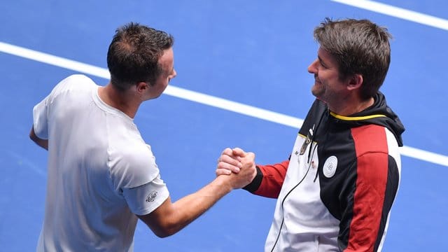 Philipp Kohlschreiber (l) und Teamkapitän Michael Kohlmann müssen erst am dritten Turniertag ran.