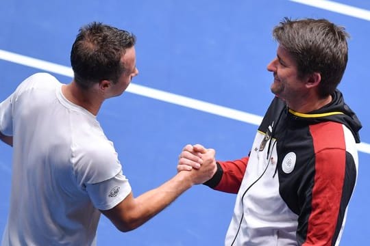 Philipp Kohlschreiber (l) und Teamkapitän Michael Kohlmann müssen erst am dritten Turniertag ran.