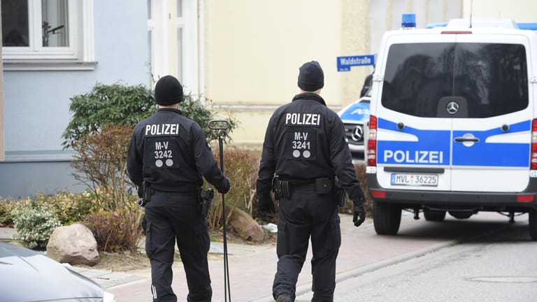 Mecklenburg-Vorpommern, Zinnowitz: In diesem Wohnhaus wurde eine 18-Jährige tot aufgefunden. Es soll sich um ein Tötungsdelikt handeln.