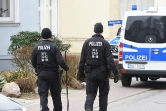 Mecklenburg-Vorpommern, Zinnowitz: In diesem Wohnhaus wurde eine 18-Jährige tot aufgefunden. Es soll sich um ein Tötungsdelikt handeln.