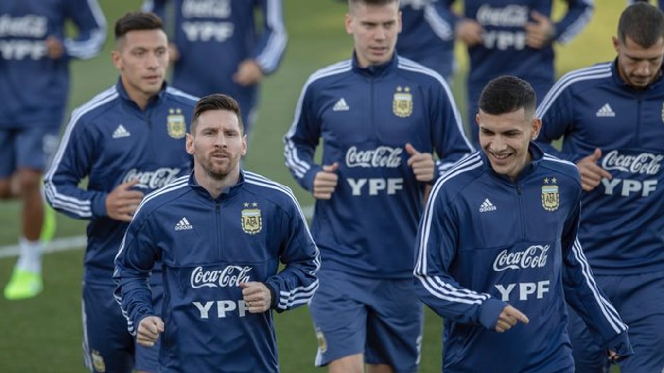 Lionel Messi (l) spielt wieder für Argentinien.