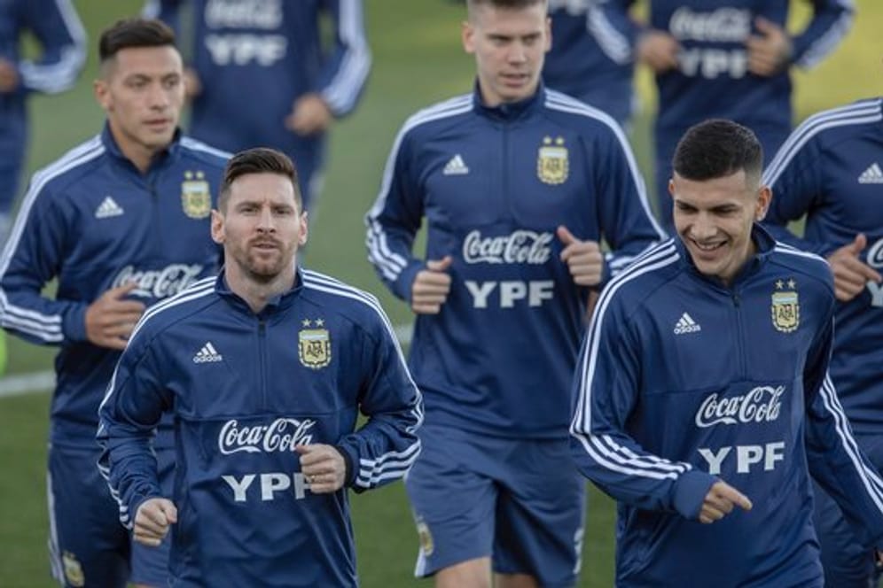 Lionel Messi (l) spielt wieder für Argentinien.