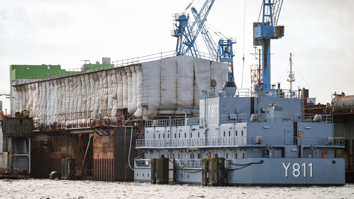 Bredo-Werft 2019: Die "Gorch Fock", hier unter Planen, soll in Bremerhaven repariert werden.