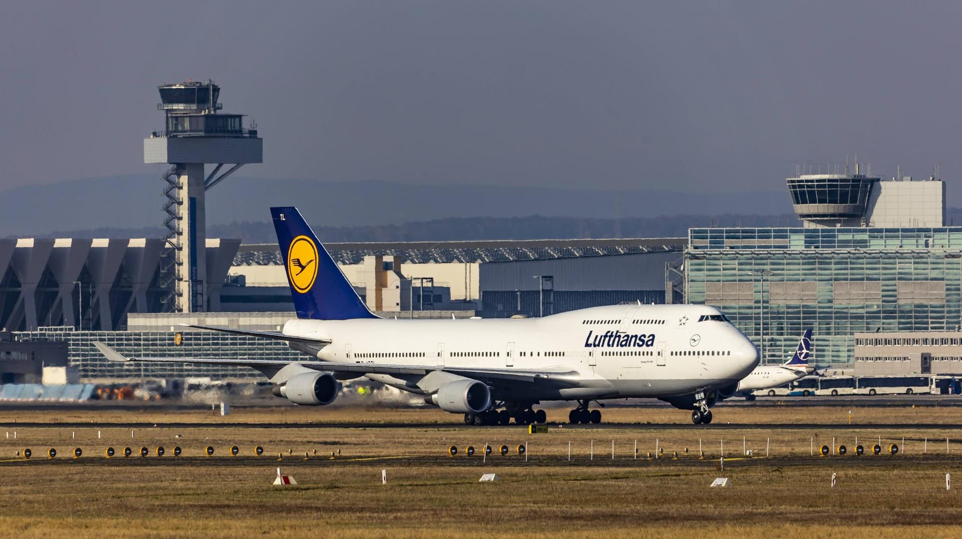 Lufthansa-Maschine am Frankfurter Flughafen: Lufthansa hat nach eigenen Angaben vereinzelte Verspätungen bis zu 30 Minuten registriert, aber keine Flüge absagen müssen.