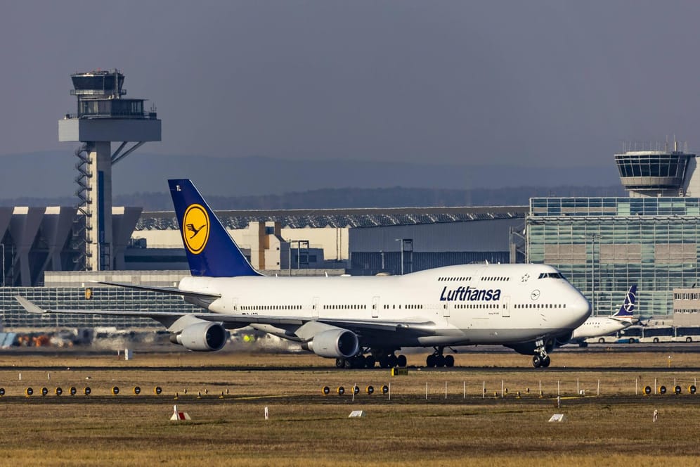 Lufthansa-Maschine am Frankfurter Flughafen: Lufthansa hat nach eigenen Angaben vereinzelte Verspätungen bis zu 30 Minuten registriert, aber keine Flüge absagen müssen.
