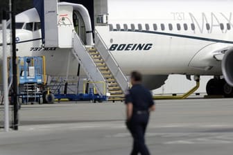 Nach zwei Flugzeugabstürzen in weniger als einem halben Jahr wird die Zulassung von Boeings 737 Max Jets durch die US-Luftfahrtbehörde FAA inzwischen mit großem Argwohn betrachtet.