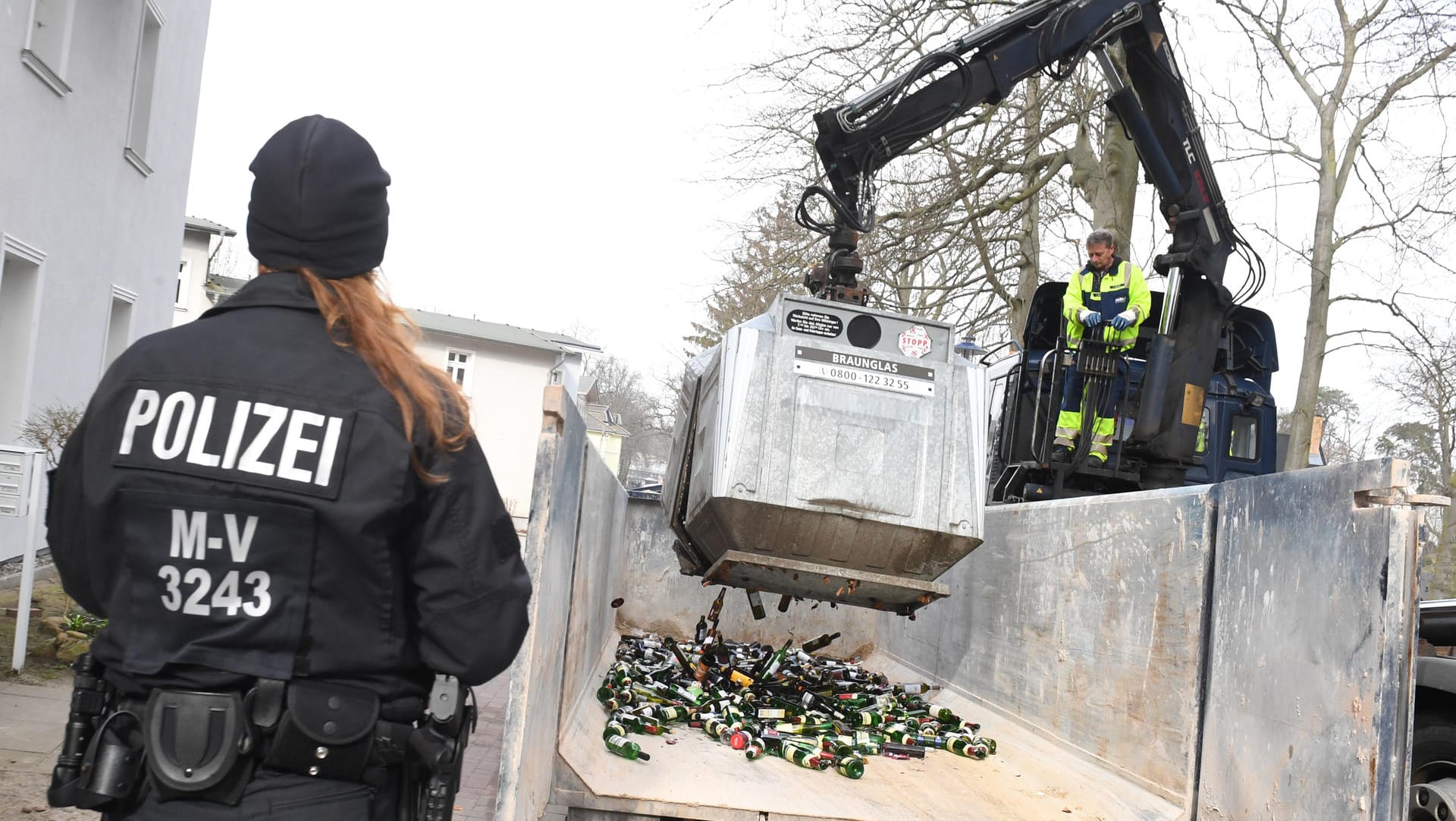 Die Polizei überprüft einen Altglascontainer: Im ungelösten Mordfall einer 18-Jährigen sucht die Polizei nach neuen Spuren auf der Insel Usedom.