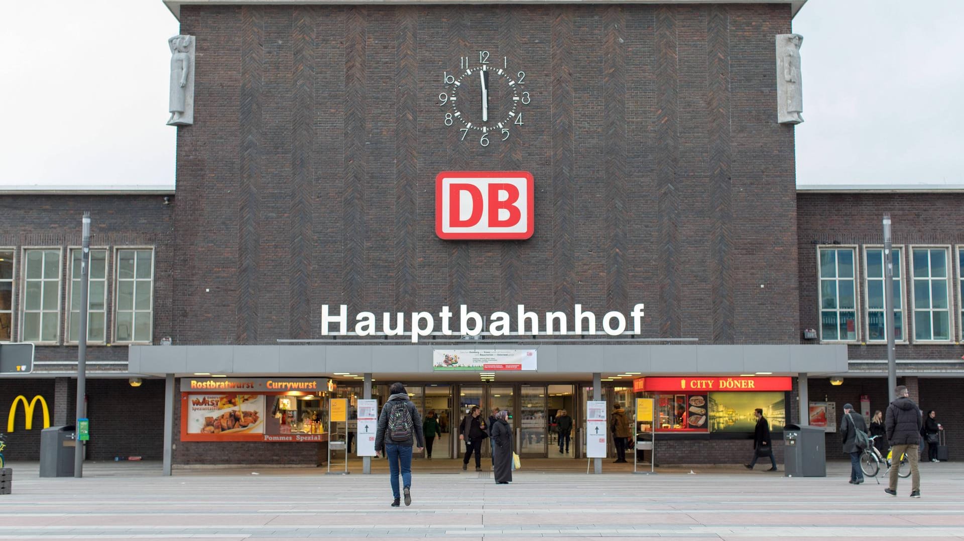Hauptbahnhof Duisburg (Symbolbild): Reisende hatten die Polizei über eine Gruppe informiert, die gelbe Westen trage und Schusswaffen mit sich führe. Hauptbahnhof Duisburg (Symbolbild): Reisende hatten die Polizei über eine Gruppe informiert, die gelbe Westen trage und Schusswaffen mit sich führe.