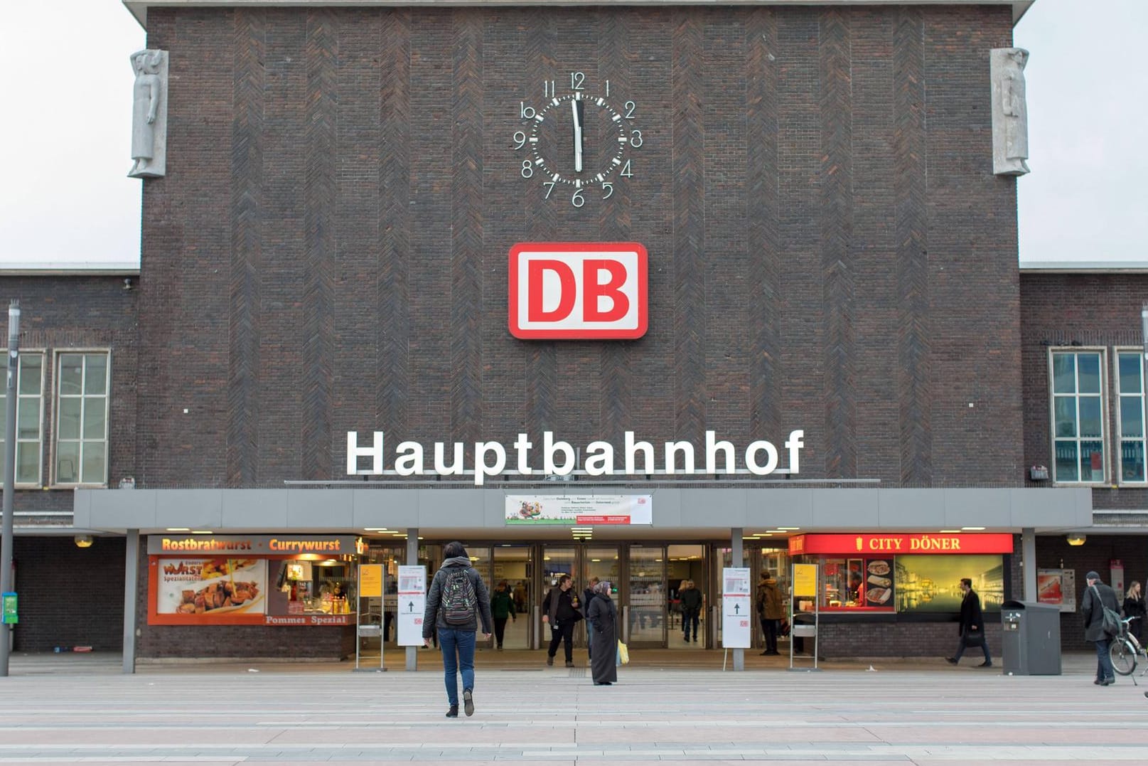 Hauptbahnhof Duisburg (Symbolbild): Reisende hatten die Polizei über eine Gruppe informiert, die gelbe Westen trage und Schusswaffen mit sich führe.