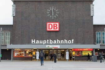 Hauptbahnhof Duisburg (Symbolbild): Reisende hatten die Polizei über eine Gruppe informiert, die gelbe Westen trage und Schusswaffen mit sich führe.